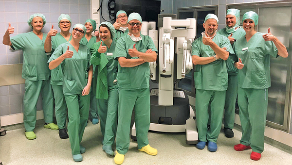 Das OP-Team unter der Leitung von Chefarzt Dr. Peter Weib kurz nach der ersten Operation mit dem Da Vinci-Roboter in Siegen.