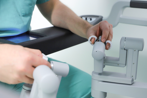 Die Bewegungen der Roboterarme werden vom Chirurgen selbst ausgeführt und hochpräzise und zitterfrei übertragen.