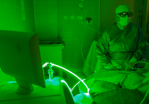 Überschüssiges Prostatagewebe wird mit Laserenergie entfernt.